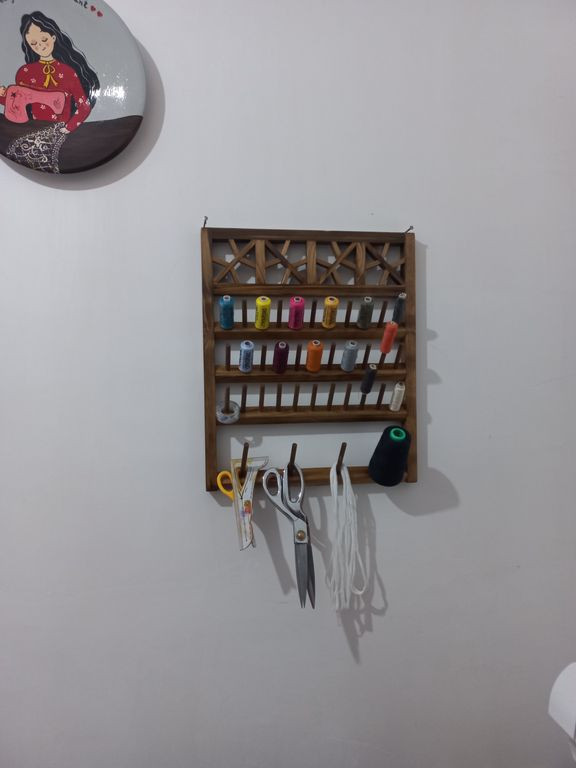 استند نگهدارنده ابزار خیاطی آقای نجار مدل گره چینی