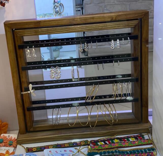 استند گوشواره آقای نجار