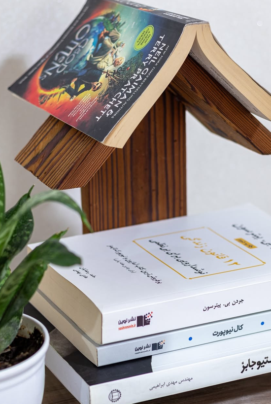 استند کتاب آقای نجار