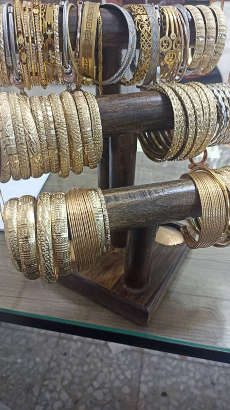 استند جواهرات آقای نجار مدل میله ای