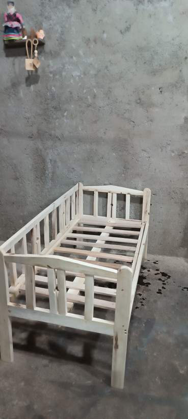 تخت کودک کنار مادر آقای نجار