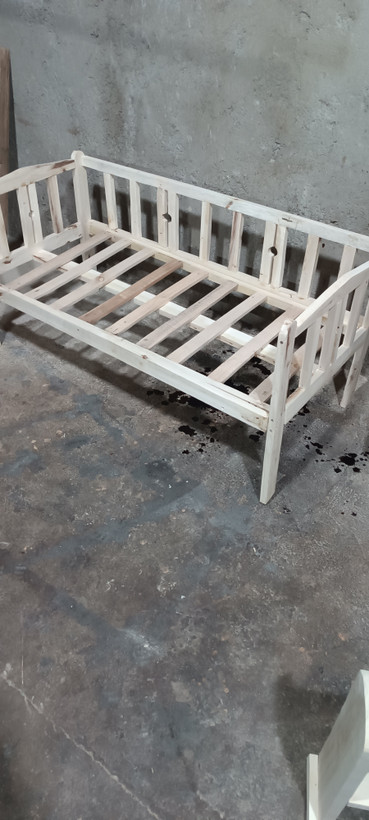 تخت کودک کنار مادر آقای نجار