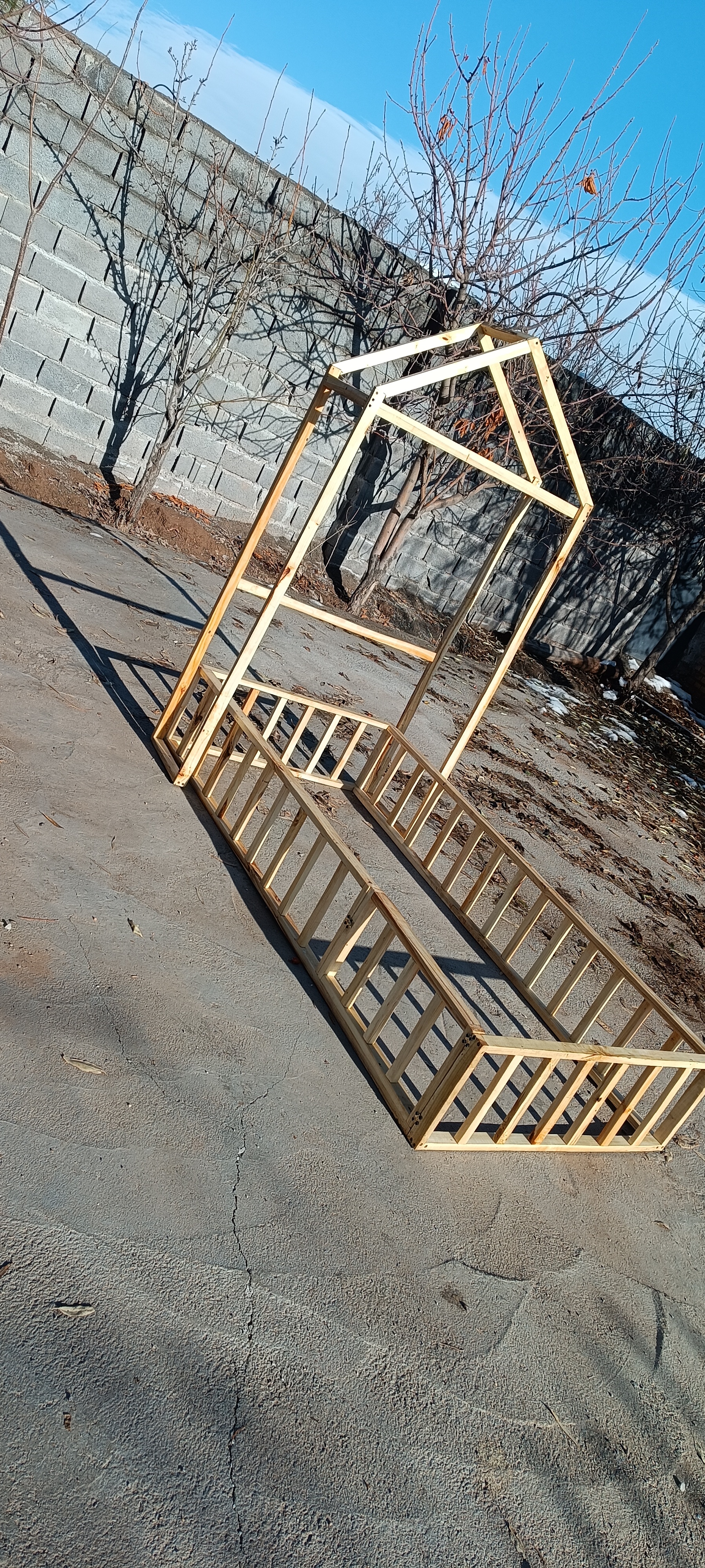 تخت دو حالته آقای نجار (تخت و رگال)