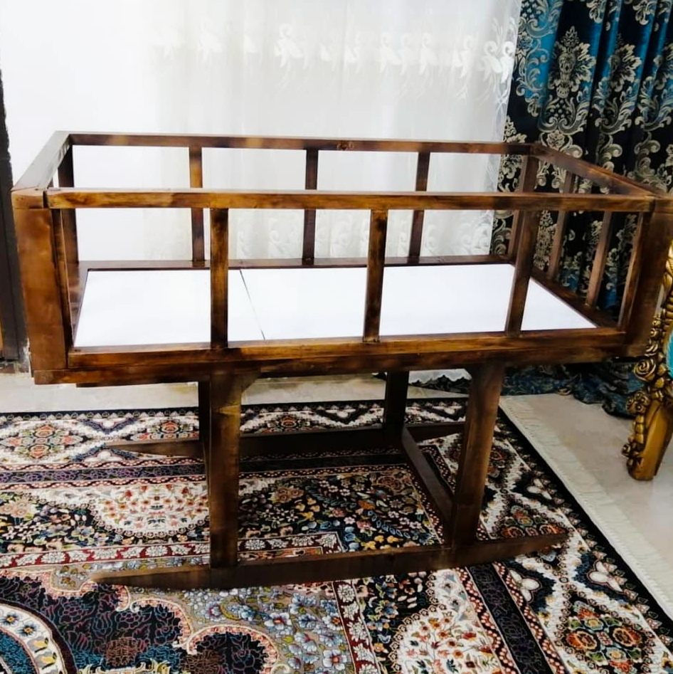 تخت کنار مادر و گهواره آقای نجار