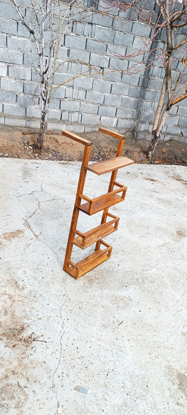 شلف دیواری کنار یخچال آقای نجار