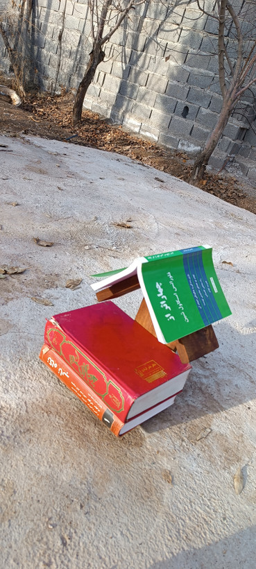استند کتاب آقای نجار