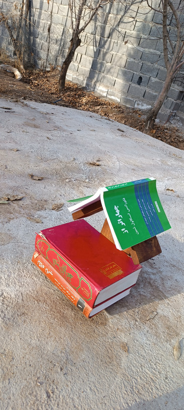 استند کتاب آقای نجار