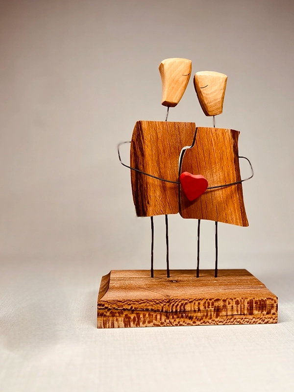 مجسمه چوبی عاشق آقای نجار