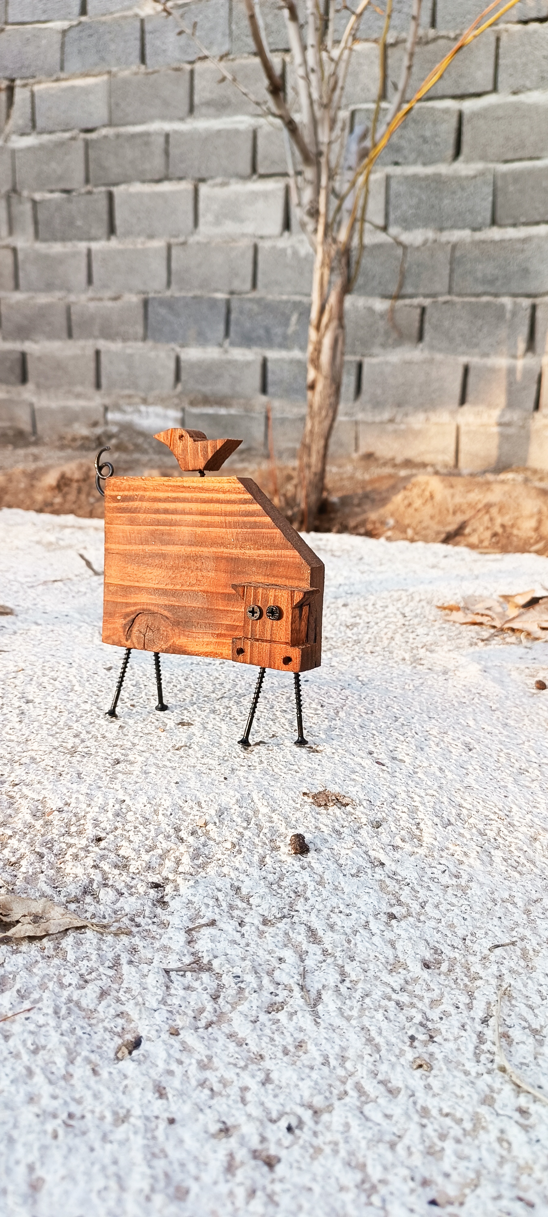 مجسمه چوبی گاو و زاغ آقای نجار