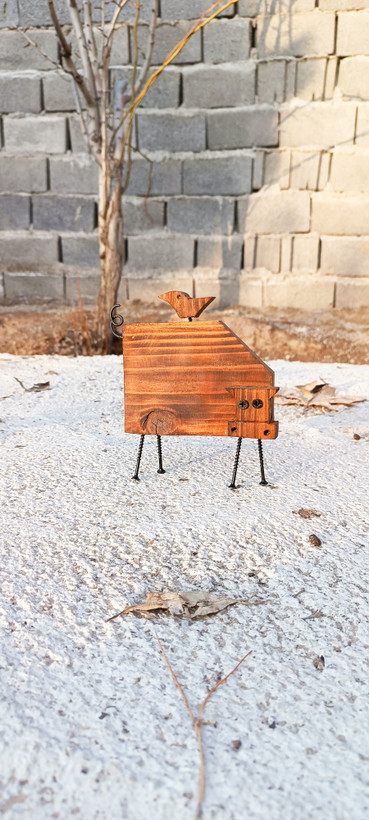 مجسمه چوبی گاو و زاغ آقای نجار
