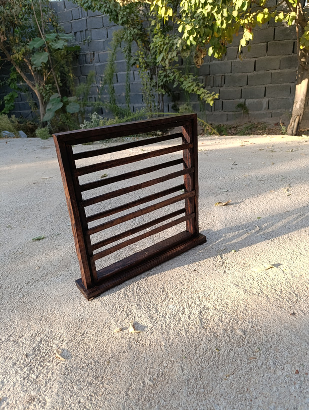 استند گوشواره آقای نجار