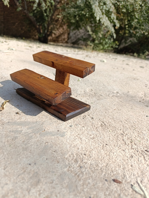 استند ساعت و دستبند آقای نجار